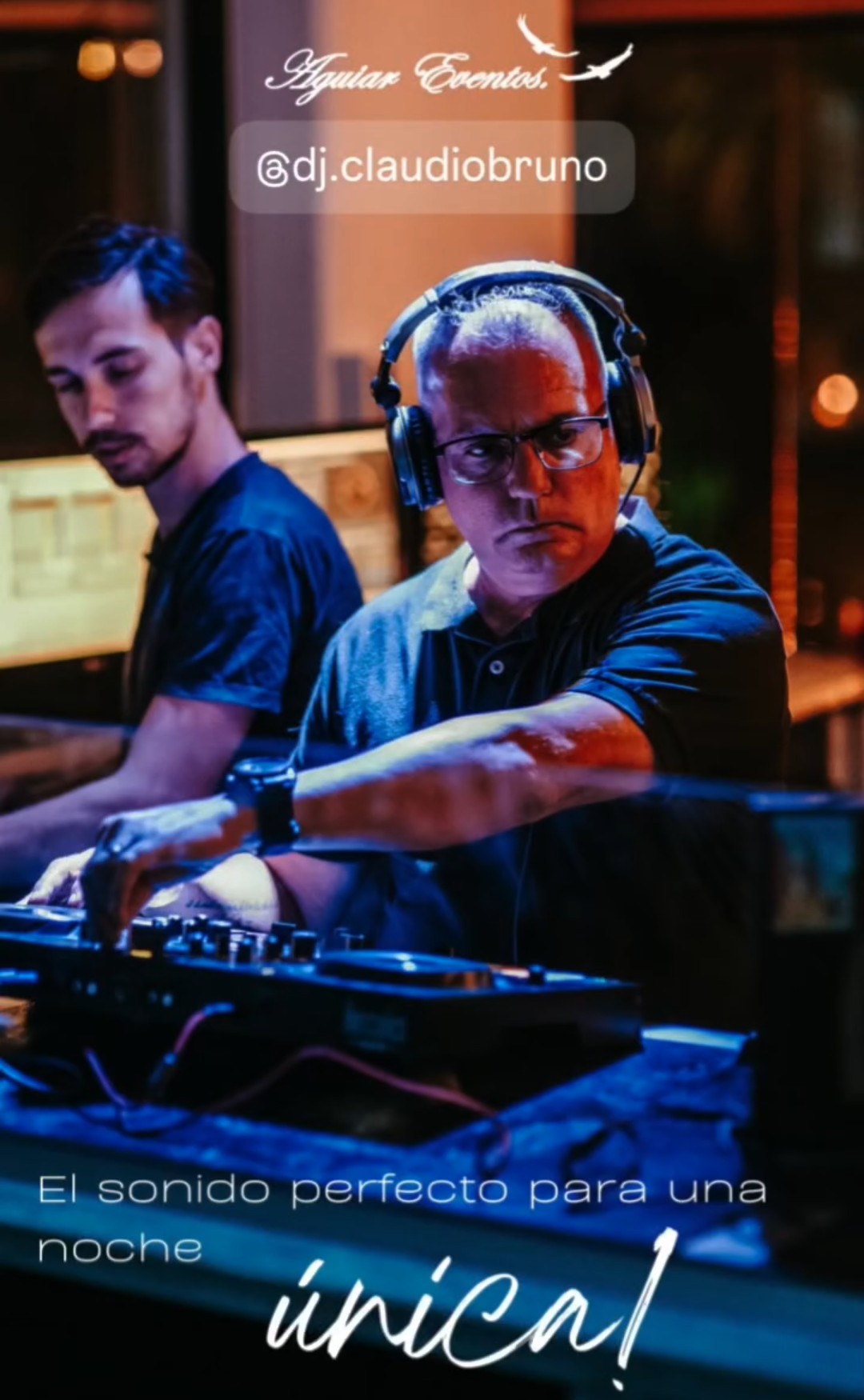Claudio Bruno DJ trabajando en una fiesta con consola, auriculares, sonido e iluminación